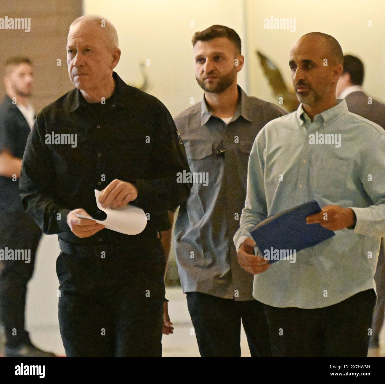 Jérusalem, Israël. 20 mai 2024. (L) le ministre israélien de la Défense Yoav Gallant marche à la Knesset, le Parlement, à Jérusalem, après que le procureur général de la Cour pénale internationale, Karim Khan, a demandé des mandats d'arrêt contre Gallant et le premier ministre israélien Benjammin Netanyahu, le lundi 20 mai 2024. La demande de mandats d'arrêt de la CPI incluait également des dirigeants du Hamas pour crimes de guerre et crimes contre l'humanité. Photo de Debbie Hill/ crédit : UPI/Alamy Live News Banque D'Images