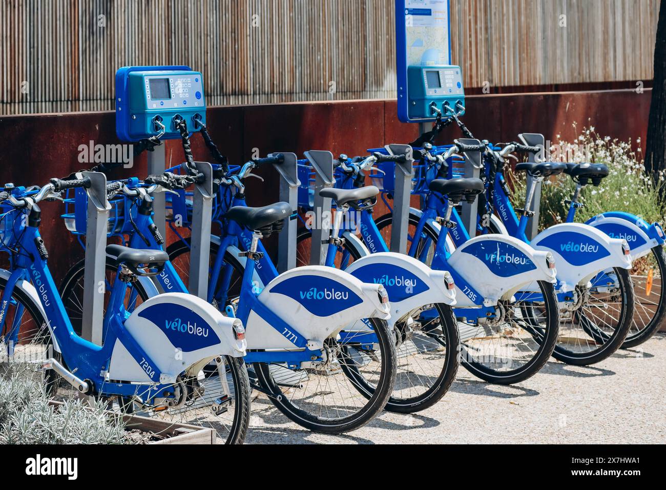 Nice, France - 25 juin 2023 : système de location de vélos à Nice, appelé 'Velobleu' Banque D'Images