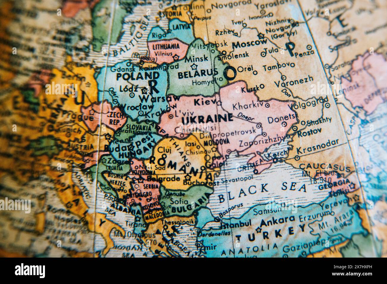 Un globe vintage montrant la géographie détaillée de l'Europe de l'est, mettant en évidence des pays comme l'Ukraine, la Pologne, la Russie et les régions environnantes. Banque D'Images