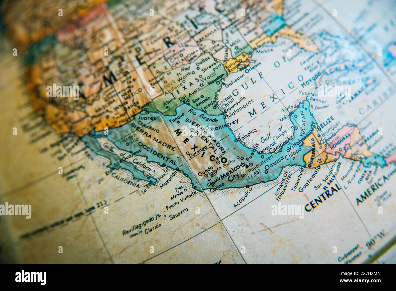 Gros plan d'une carte vintage montrant le Mexique et le golfe du Mexique avec les régions environnantes. Banque D'Images
