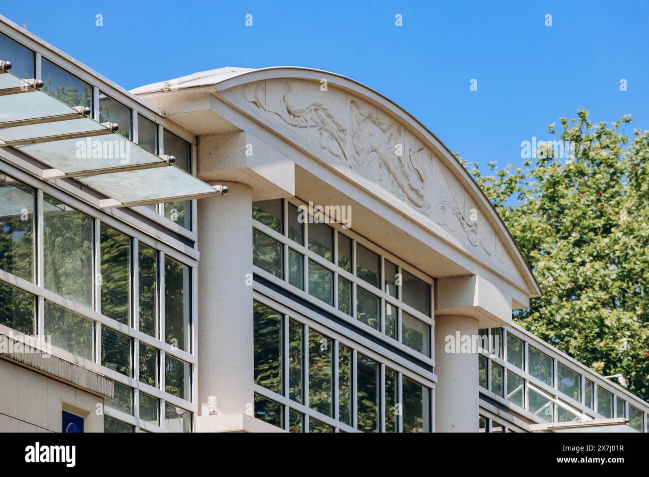 Vichy, France - 18 juin 2023 : façade de l'hôtel SPA Vichy Célestins, au centre de Vichy Banque D'Images