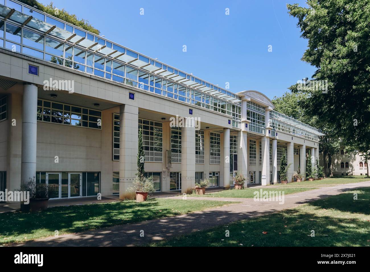 Vichy, France - 18 juin 2023 : façade de l'hôtel SPA Vichy Célestins, au centre de Vichy Banque D'Images