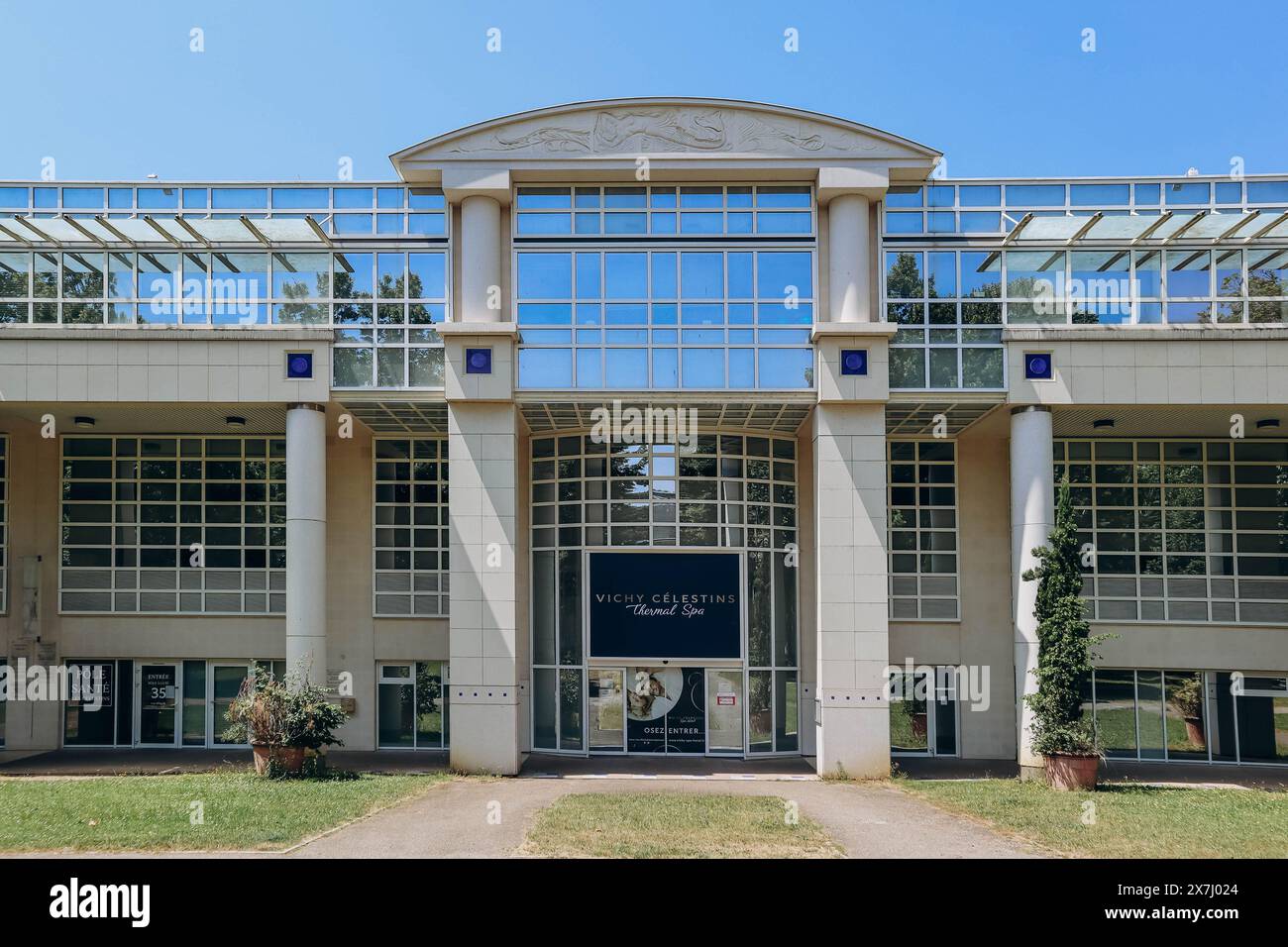 Vichy, France - 18 juin 2023 : façade de l'hôtel SPA Vichy Célestins, au centre de Vichy Banque D'Images