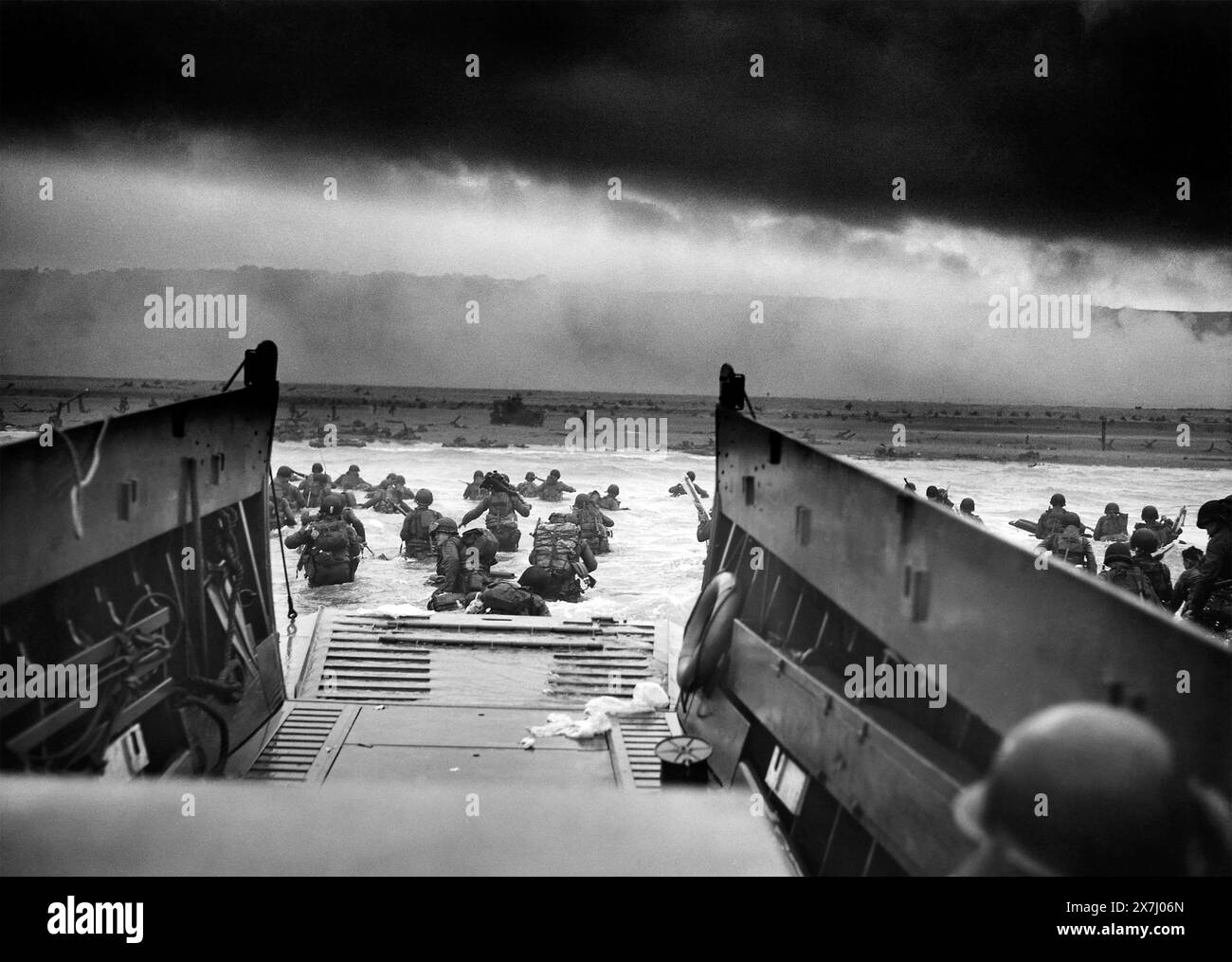 Jour J, débarquements de Normandie. Un LCVP de l'USS Samuel Chase débarque des troupes de la 1re division d'infanterie sur Omaha Beach pour le débarquement du jour J le matin du 6 juin 1944. Banque D'Images
