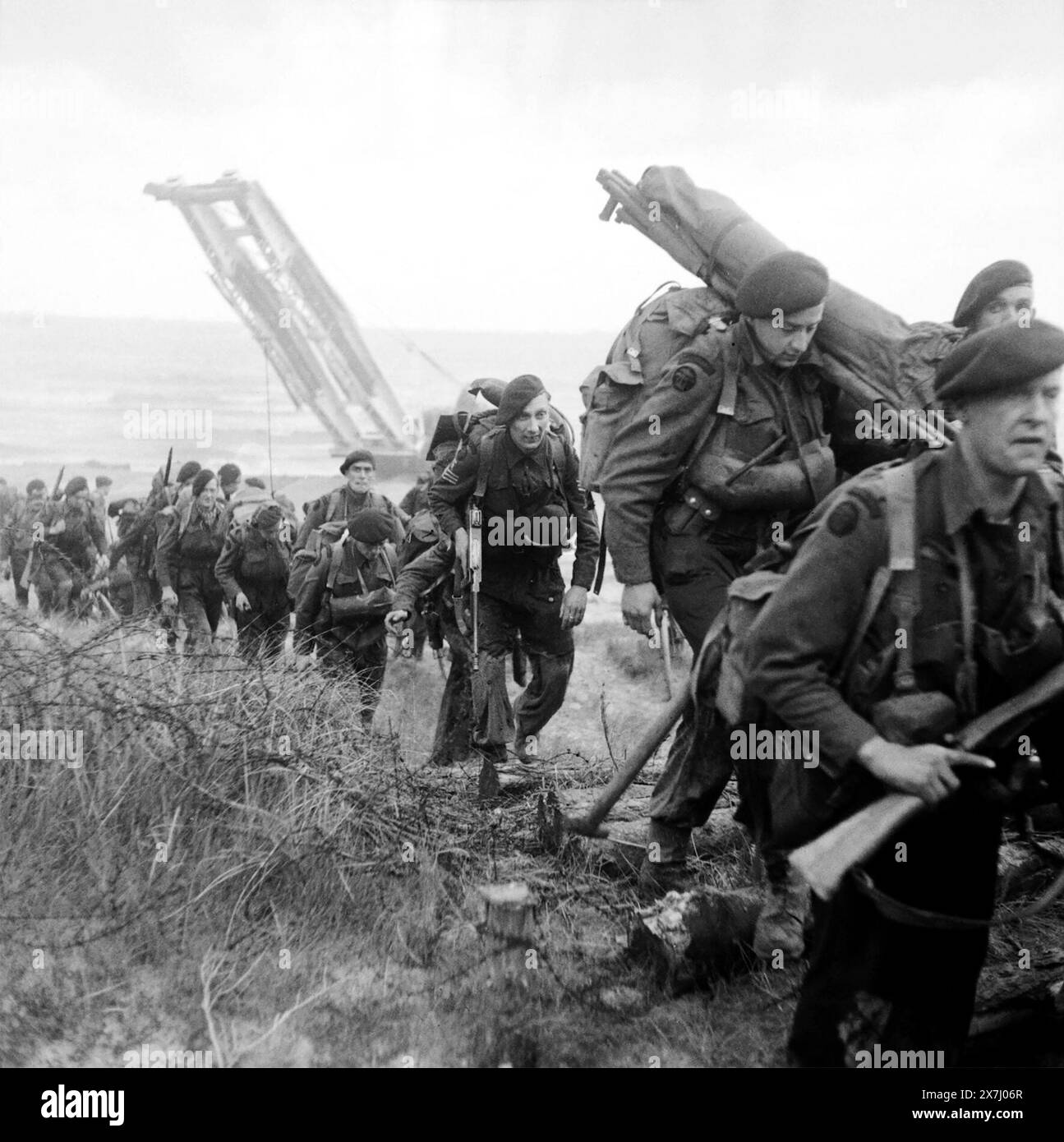 Jour J, débarquements de Normandie. Les Royal Marine Commandos rattachés à la 3e division se déplacent à l'intérieur des terres depuis Sword Beach, sur la côte normande, le 6 juin 1944 Banque D'Images