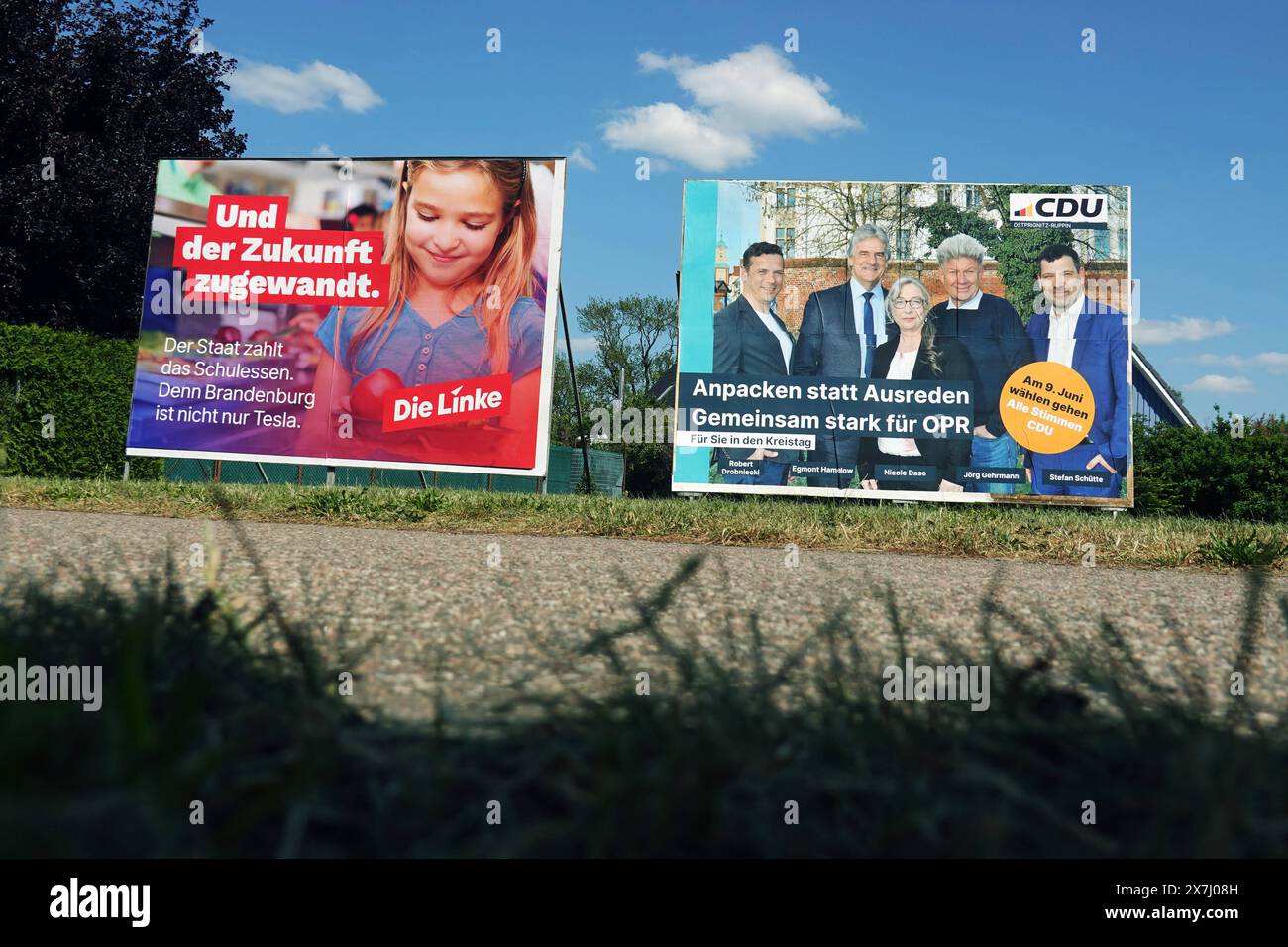 Wahlplakat der Linke für die eu Wahlen mit dem Schrift und der Zukunft zugewandt und der CDU Anpacken statt ausreden, gemeinsam stark für OPR in Brandenburg am 18. Mai 2024. Reiseziel Brandenburg *** affiche électorale du Parti de gauche pour les élections européennes avec le texte et face à l'avenir et la CDU s'attaquant au lieu de parler, ensemble fort pour l'OPR à Brandebourg le 18 mai 2024 destination Brandebourg Banque D'Images