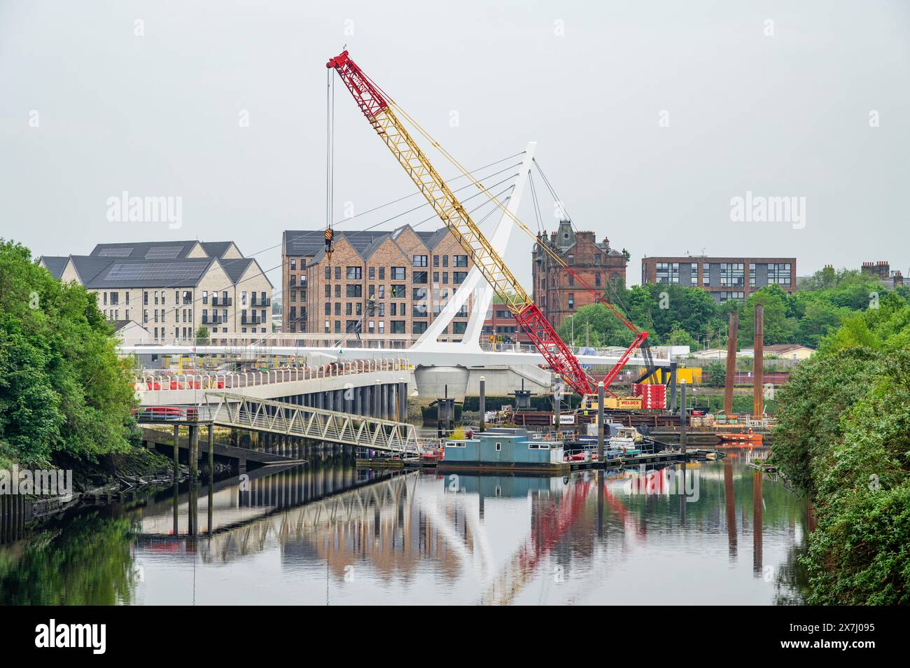 Construction du pont tournant piétonnier sur la rivière Clyde en regardant de la rive nord à Partick vers Govan, Glasgow, Écosse, Royaume-Uni, Europe Banque D'Images