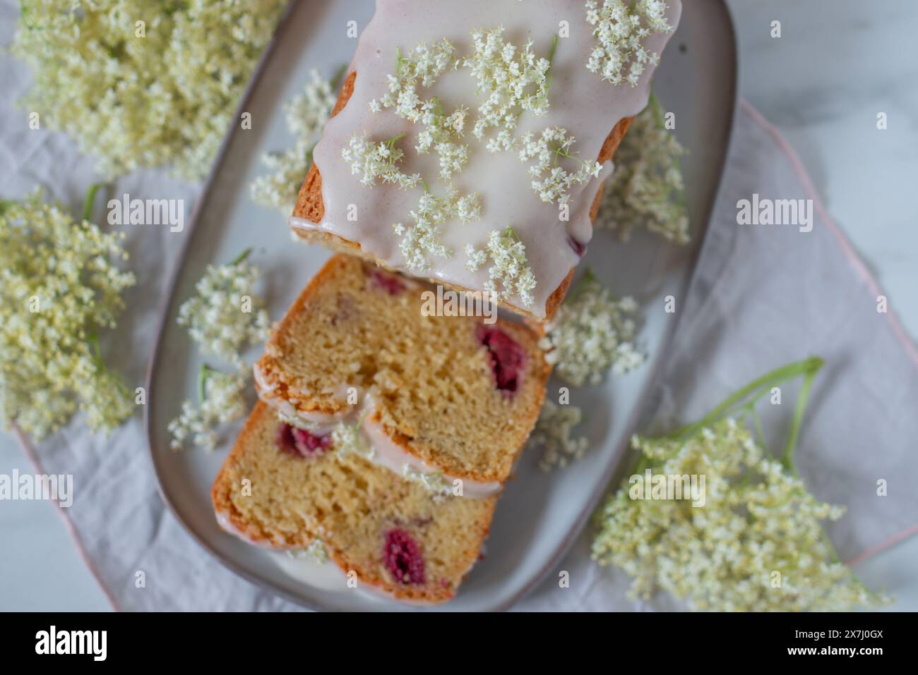 Gâteau de fleur de sureau de framboise dessert alimentaire Banque D'Images