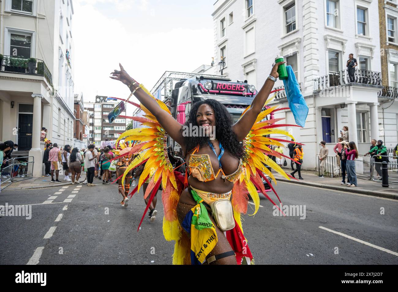 NOTTING HILL, LONDRES, ANGLETERRE - 28 août 2023 : femme portant une tenue traditionnelle de Samba au Carnaval de Notting Hill 2023 Banque D'Images