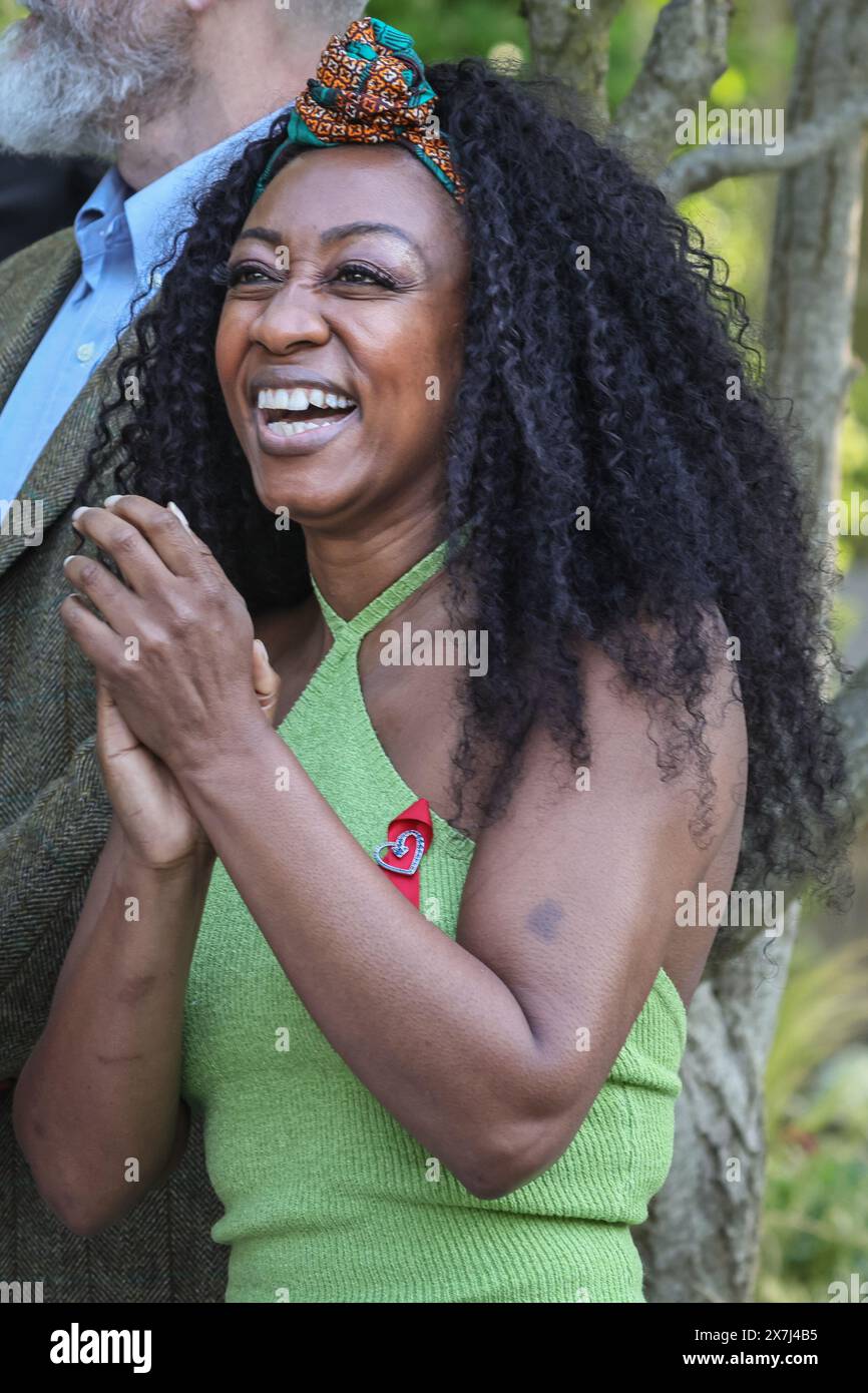 Londres, Royaume-Uni. 20 mai 2024. Beverley Knight. La chorale de la communauté Joyeux Noise se produit dans le Terrence Higgins Trust Bridge to 2030 Garden avec Beverley Knight. RHS Chelsea Flower Show 2024 ouvre avec sa journée de presse, dévoilant de nouveaux designs de jardin, des présentations florales et des produits horticoles du 21 au 25 mai. Crédit : Imageplotter/Alamy Live News Banque D'Images