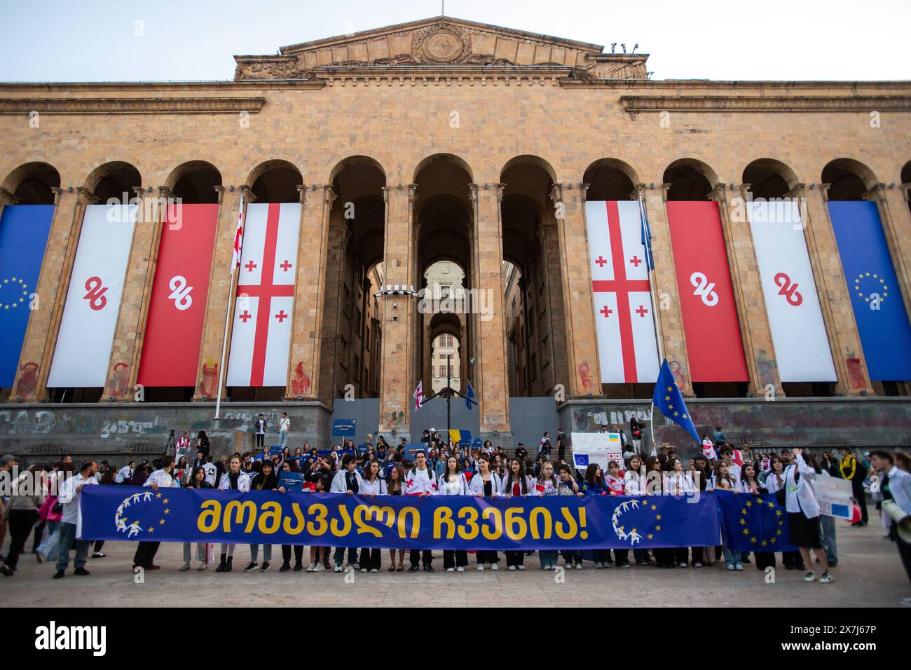 Tbilissi, Géorgie. 20 mai 2024, Tbilissi, Géorgie. Les manifestants brandissent une banderole disant "L'avenir est à nous" devant le Parlement géorgien. Crédit : Jay Kogler/Alamy Live News crédit : Jay Kogler/Alamy Live News Banque D'Images