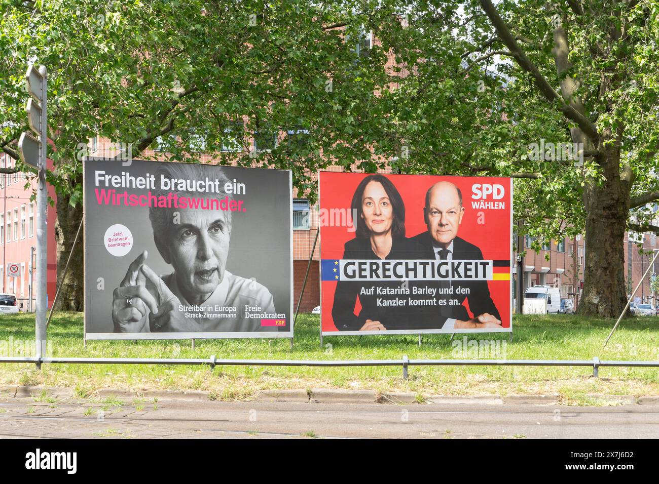 Deutschland 2024 : Wahlplakate für die Europawahl 2024 Im Bild : v. Li. Wahlplakate von FDP und SPD in Hannover, Innenstadt Niedersachsen *** Allemagne 2024 affiches électorales pour les élections européennes 2024 dans l'image de gauche affiches électorales du FDP et du SPD à Hanovre, centre-ville basse-Saxe Copyright : xFotostandx/xNiewelerx Banque D'Images