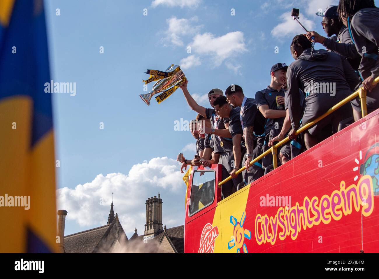 Oxford, 20 mai 2024. Oxford United prenez un bus à toit ouvert dans les rues de la ville pour célébrer leur victoire 2-0 contre Bolton Wanderers dans la finale des play-off et leur promotion au Championnat après 25 ans. Crédit : Martin Anderson/Alamy Live News Banque D'Images