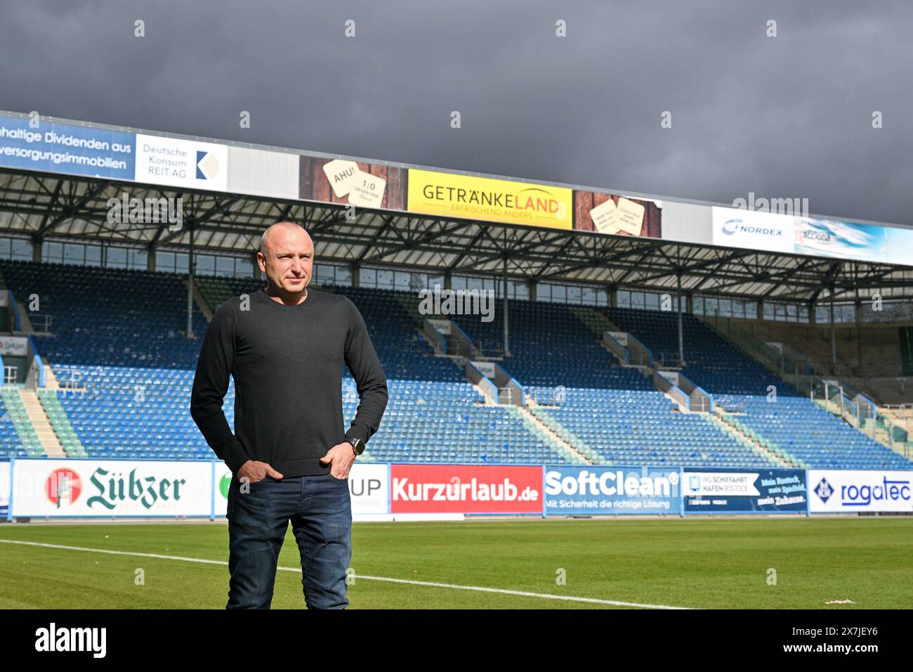 Hansa Rostock : Vorstandsvorsitzender Robert Marien Rostock : Robert Marien, Vorstandsvorsitzender des FC Hansa Rostock blickt in das leere Ostseestadion. *** Hansa Rostock Président du conseil d'administration Robert Marien Rostock Robert Marien, Président du conseil d'administration du FC Hansa Rostock, se penche sur l'Ostseestadion vide Banque D'Images