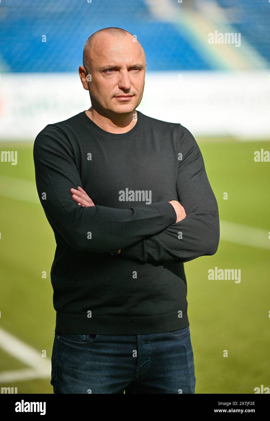 Hansa Rostock : Vorstandsvorsitzender Robert Marien Rostock : Robert Marien, Vorstandsvorsitzender des FC Hansa Rostock blickt in das leere Ostseestadion. *** Hansa Rostock Président du conseil d'administration Robert Marien Rostock Robert Marien, Président du conseil d'administration du FC Hansa Rostock, se penche sur l'Ostseestadion vide Banque D'Images