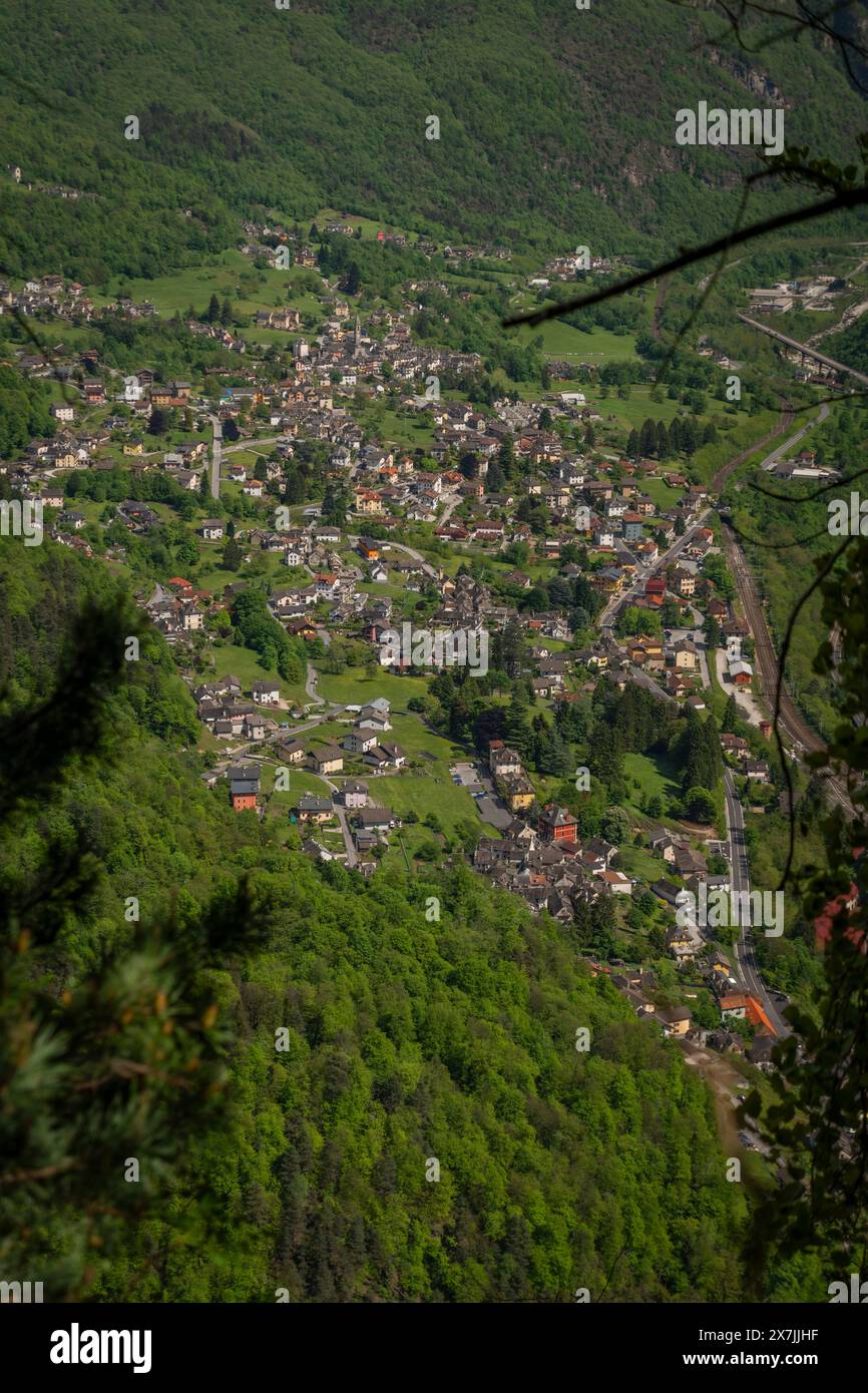 Vue aérienne pour vallée colorée ensoleillée avec arbres et village Varzo Italie 05 11 2024 Banque D'Images