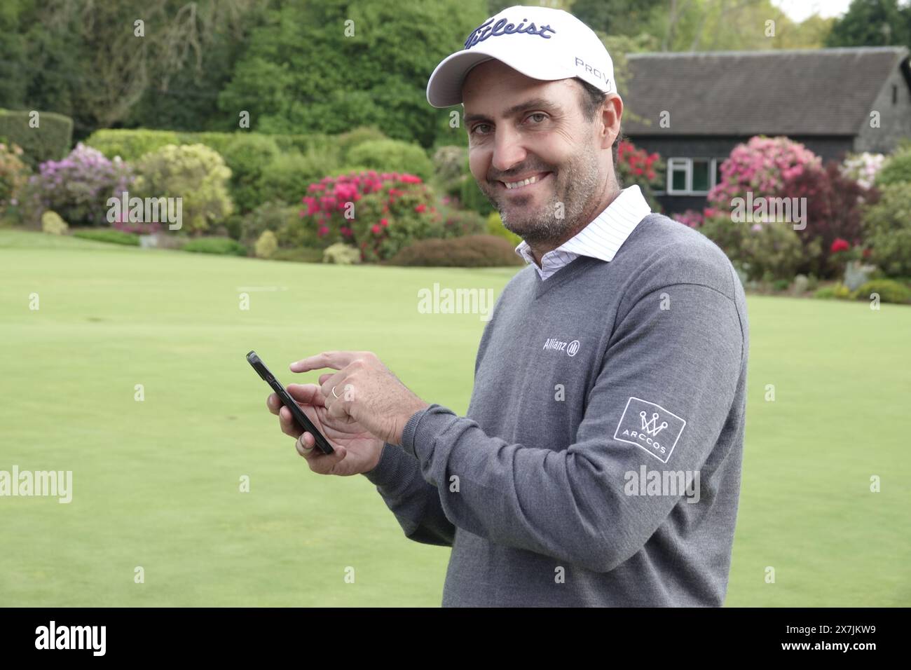 Walton on the Hill, Surrey, Royaume-Uni. 20 mai 2024. Action lors de la dernière journée de qualification pour l'US Open 2024 Golf Championship qui s'est tenue au Walton Heath Golf Club, Surrey, Royaume-Uni : Eduardo Molinari, frère du grand vainqueur Francesco, consulte son iPhone pour les statistiques de Luke DonaldÕs 'gourou' Eduardo doit être 'sur elle' tout le temps, même si heÕs vient de se qualifier pour jouer à Pinehurst dans les prochains mois US Open. Crédit : Motofoto/Alamy Live News Banque D'Images