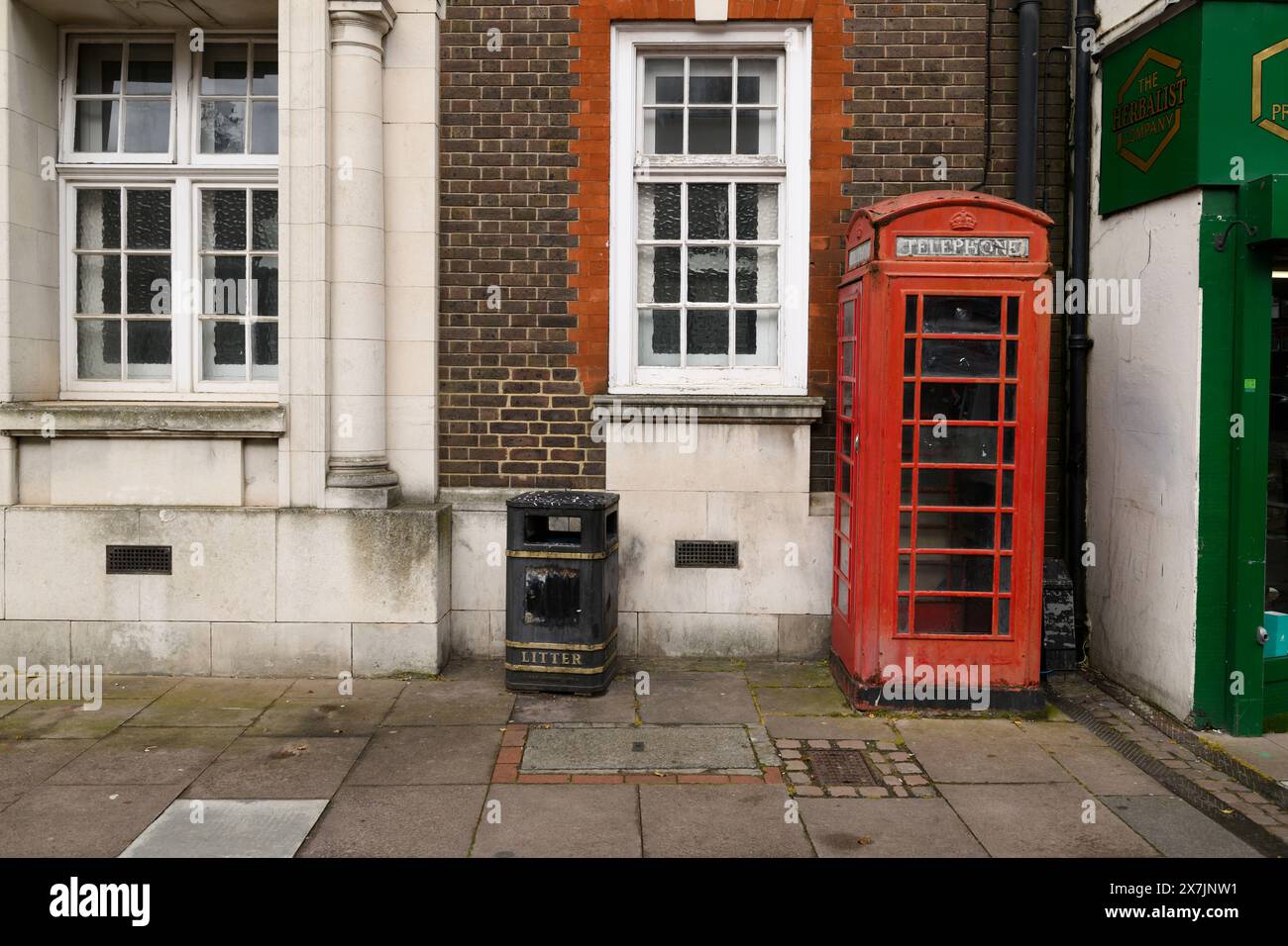 Une cabine téléphonique K6 à l'extérieur du bureau de poste principal de Rochester fermé, Eastgate, Rochester, Kent, Royaume-Uni. 23 avril 2024 Banque D'Images