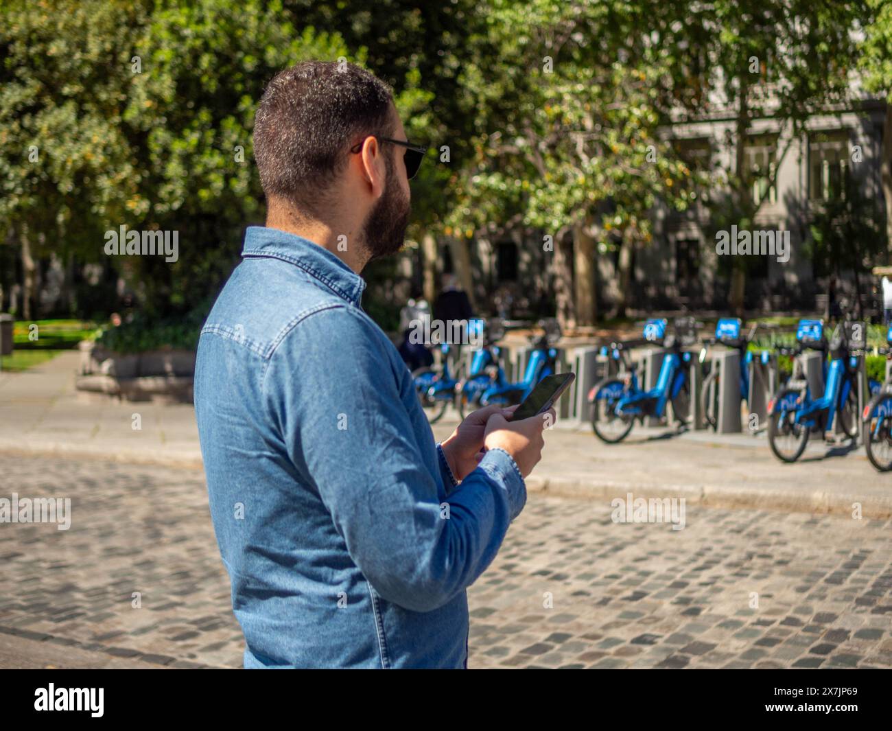 Un homme prêt à utiliser un système de partage de vélo dans la ville Banque D'Images
