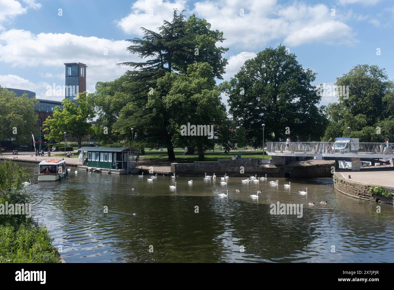 Bateaux sur la rivière Avon à Stratford upon Avon, Warwickshire, Royaume-Uni Banque D'Images