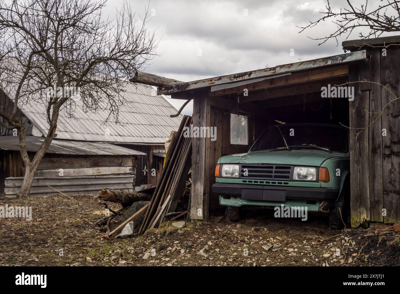 Vieux véhicule stationnaire Skoda 120 d'europe de l'est stationné dans un abri en bois Banque D'Images