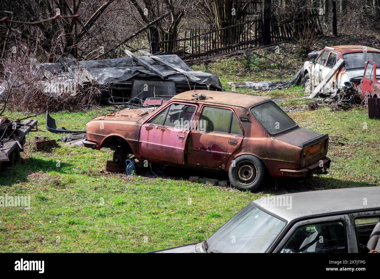 Scrapyard sur un ancien jardin plein de vieilles voitures abandonnées principalement d'Europe de l'est. Banque D'Images