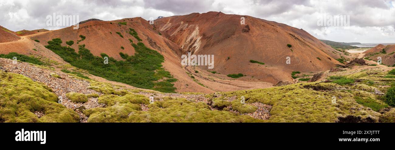 Panorama grand angle des montagnes rouges de Lonsoraefi en Islande, Europe par temps couvert Banque D'Images