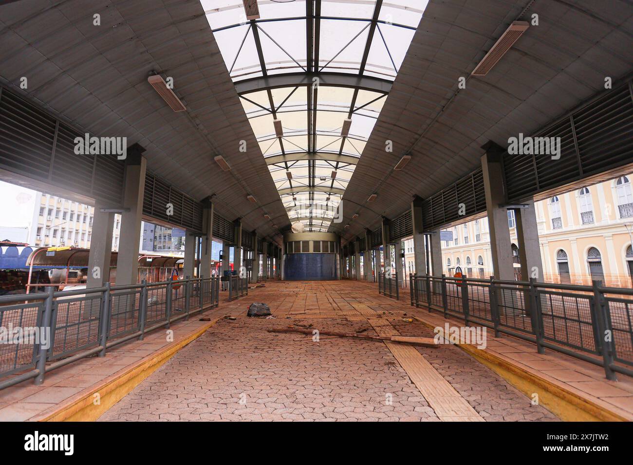 Porto Alegre, Brésil. 20 mai 2024. Le terminal Parobe, l’un des principaux terminaux du Centrode Porto Alegre, est complètement vide car les bus ont dû changer d’itinéraire et ne passent pas par là, en raison des inondations. Une série de fortes pluies provoquées par un événement météorologique extrême a frappé l'État du Rio Grande do Sul, provoquant des inondations et des inondations, laissant des sans-abri et des morts dans différentes villes, plaçant toute la région dans un état de calamité publique. PHOTO : Maxi Franzoi/AGIF crédit : AGIF/Alamy Live News Banque D'Images