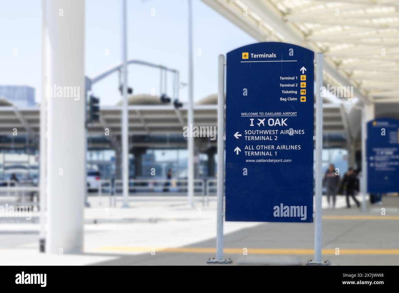 Oakland, Californie, États-Unis : 1er mai 2024 : accès au terminal 1 via une passerelle avec signalisation visible à l'aéroport international d'Oakland. Banque D'Images