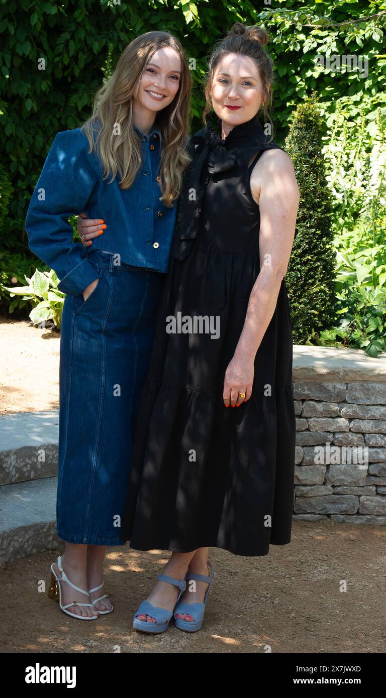 Chelsea, Londres, Royaume-Uni. 20 mai 2024. Ruth Gemmell (R) et Hannah Dodd, stars de la série à succès Netflix Bridgerton inspirées par le personnage principal de la série, Penelope Featherington, se retrouvent au Bridgerton Garden au RHS Chelsea Flower Show à London Garden. Crédit : Maureen McLean/Alamy Live News Banque D'Images