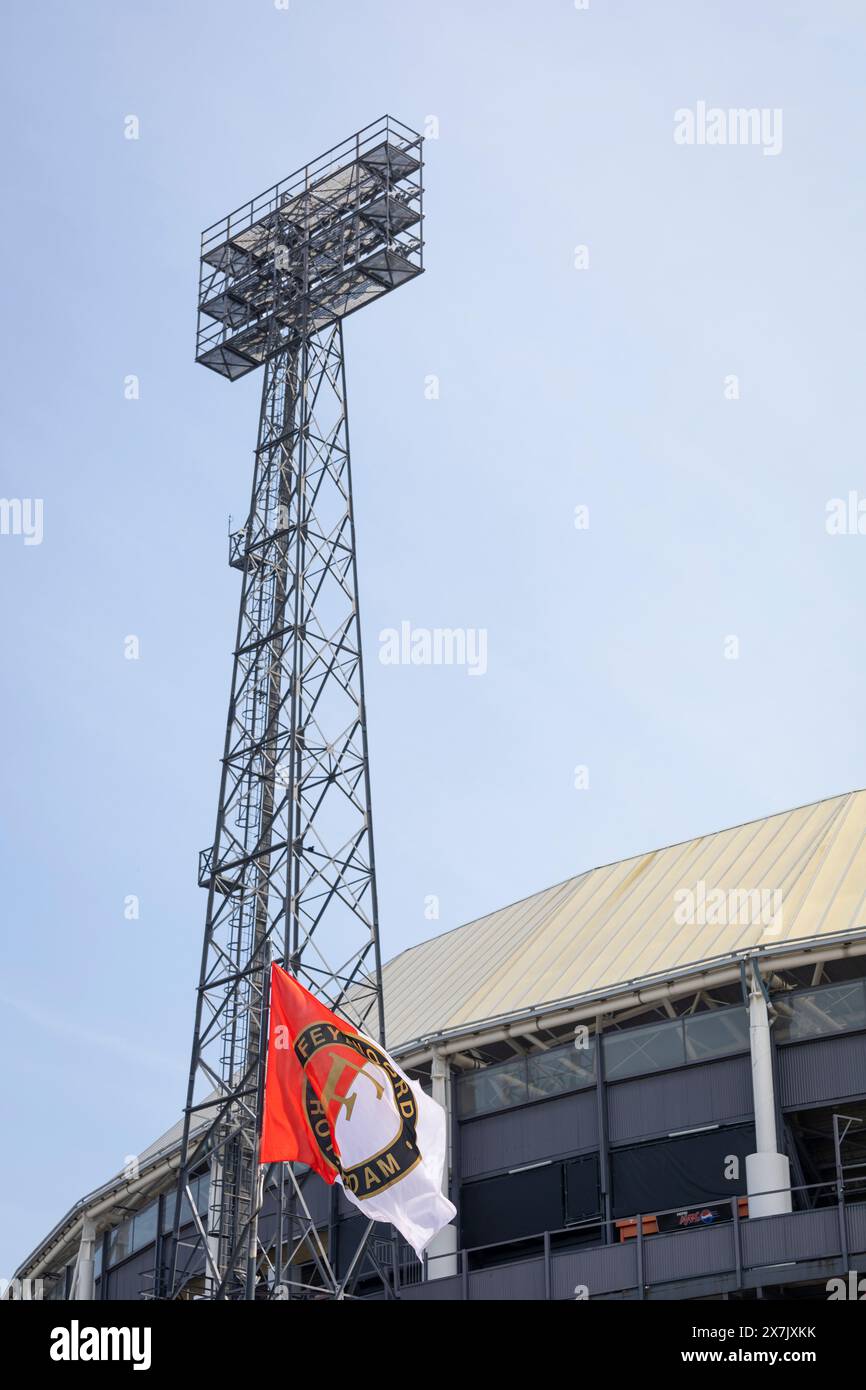 Drapeau Feyenoord agitant devant le célèbre stade de football 'de Kuip', domicile du club de football Feyenoord à Rotterdam, pays-Bas Banque D'Images