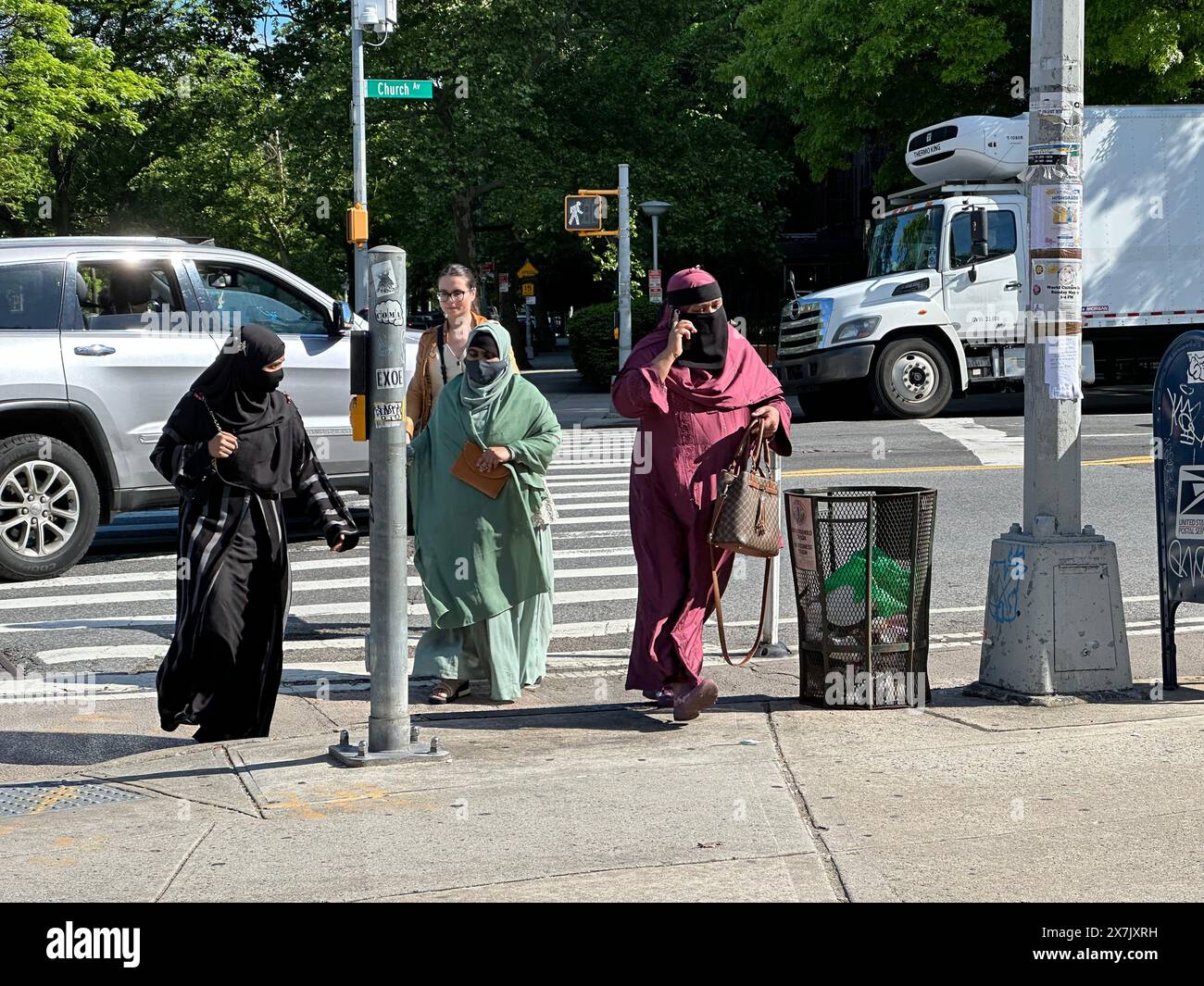 Des femmes bangladaises traversant la rue dans le quartier multiethnique de Kensington, Brooklyn. Banque D'Images