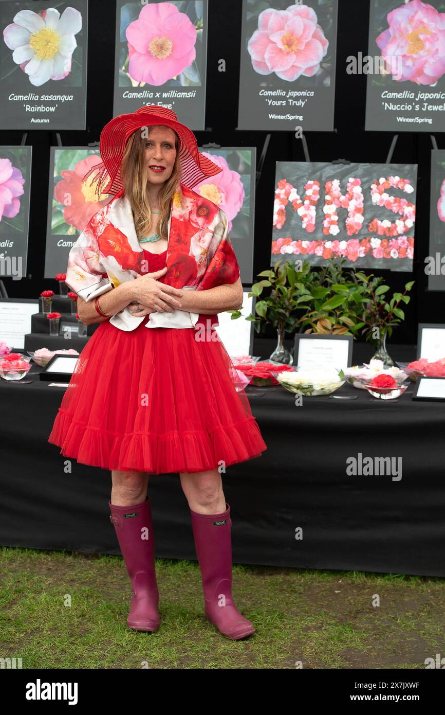 Chelsea, Londres, Royaume-Uni. 20 mai 2024. Apple Taylor est très élégant dans sa tenue rouge et ses bottes en caoutchouc au RHS Chelsea Flower Show à Londres. Crédit : Maureen McLean/Alamy Live News Banque D'Images
