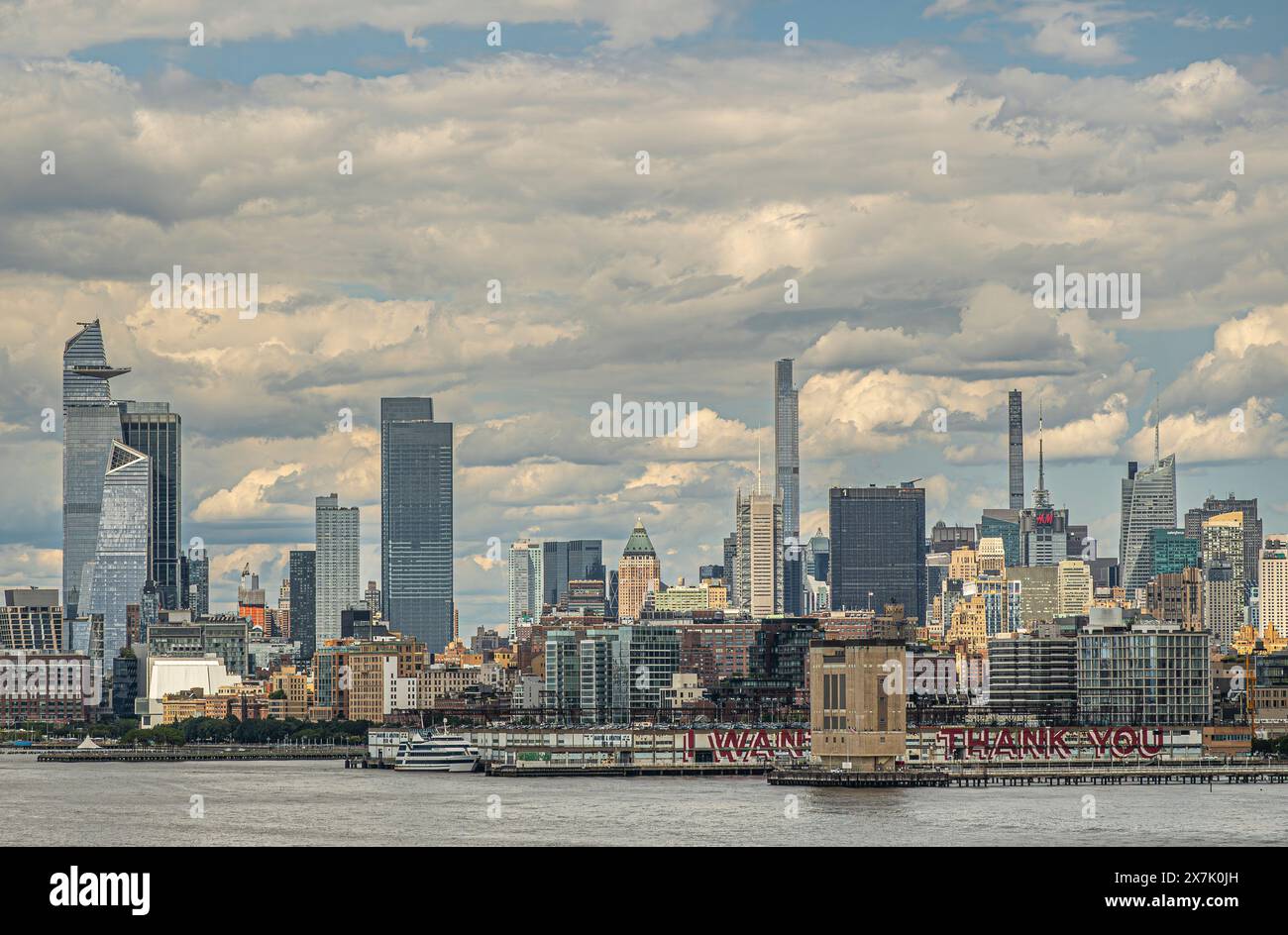 New York, NY, USA - 1er août 2023 : 30 Hudson Yards et autres skrapers sous un nuage bleu. Je tiens à vous remercier message sur Pier 40. Petit t marron Banque D'Images