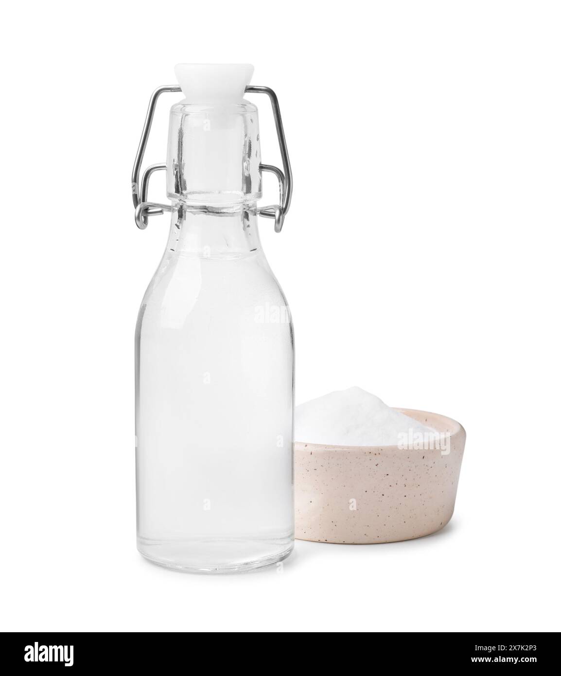 Vinaigre en bouteille en verre et bicarbonate de soude isolé sur blanc Banque D'Images