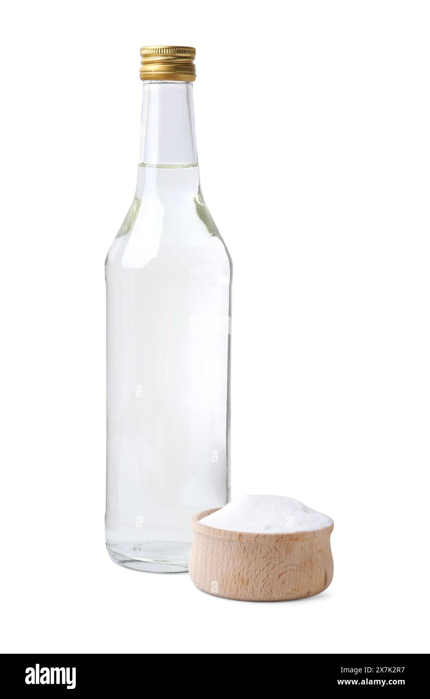 Vinaigre en bouteille en verre et bicarbonate de soude isolé sur blanc Banque D'Images