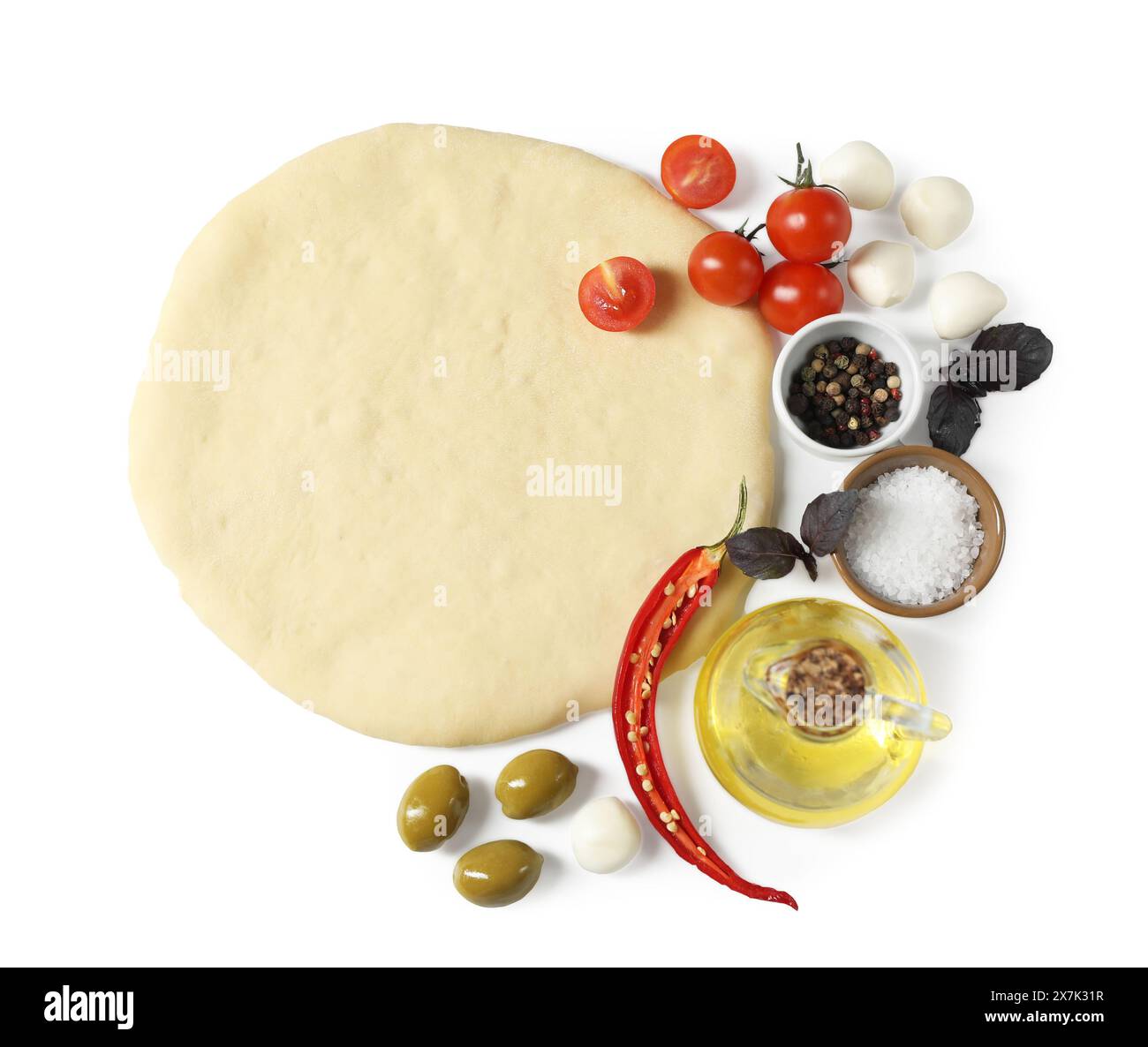 Pâte à pizza fraîche et produits isolés sur blanc, vue de dessus Banque D'Images