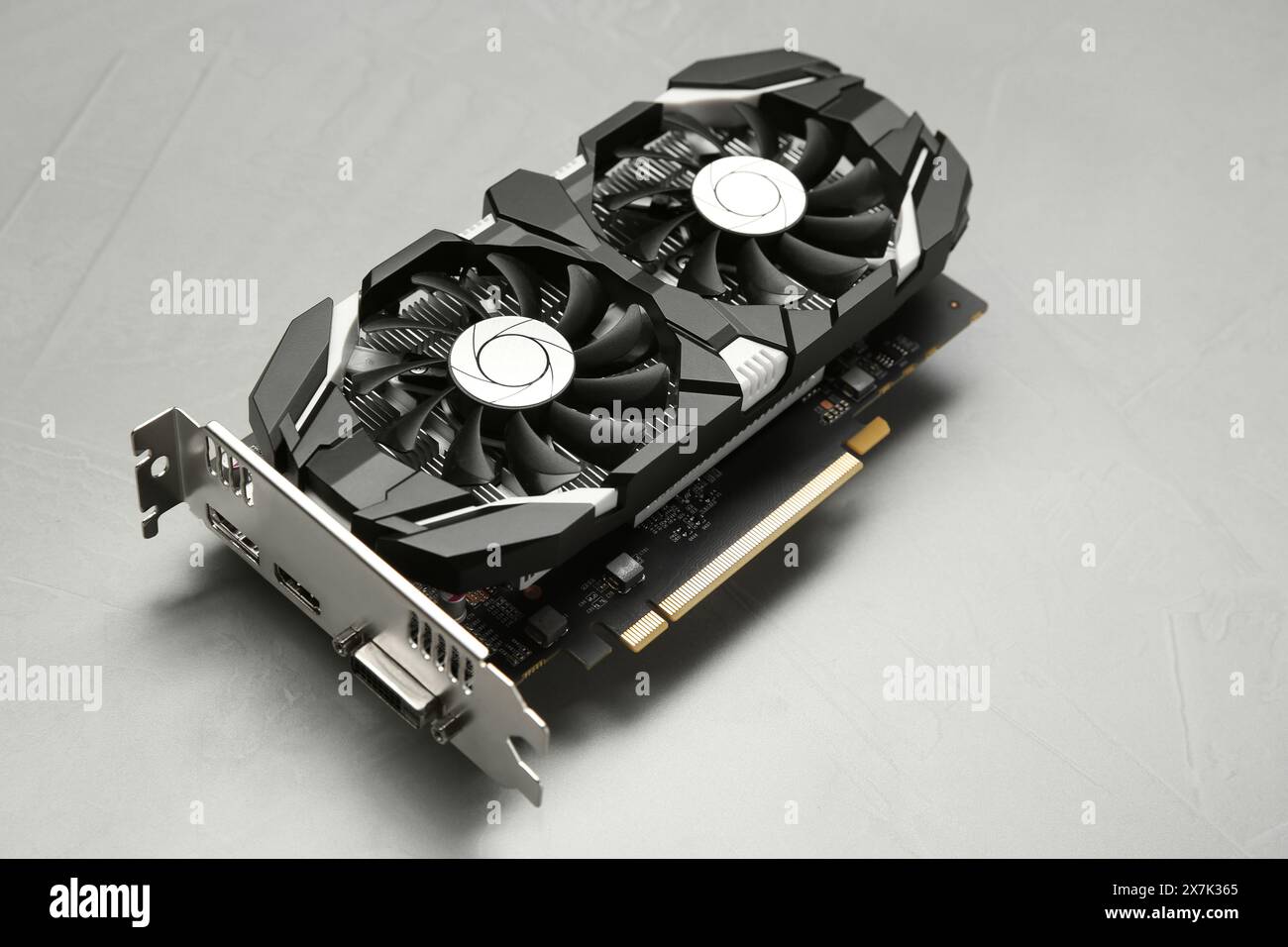Carte graphique d'ordinateur sur fond texturé gris Banque D'Images