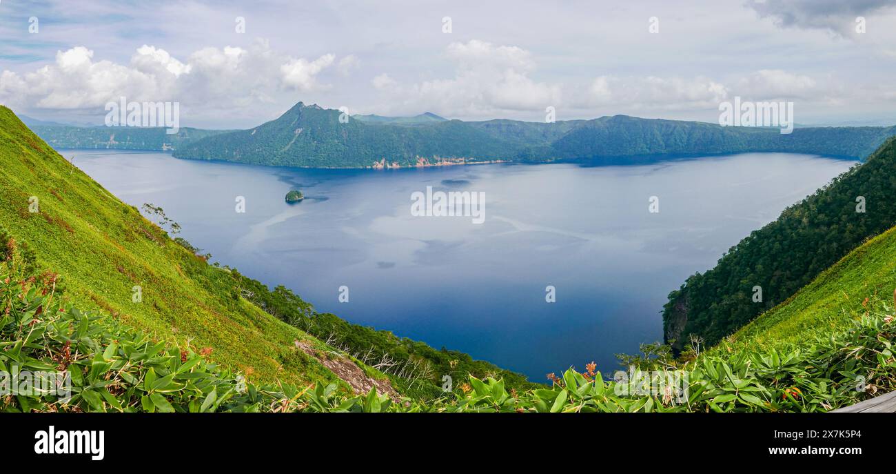 Vue panoramique du lac Mashu depuis le troisième pont d'observation en fin d'après-midi d'été à Teshikaga, dans l'est d'Hokkaido, Japon. Banque D'Images