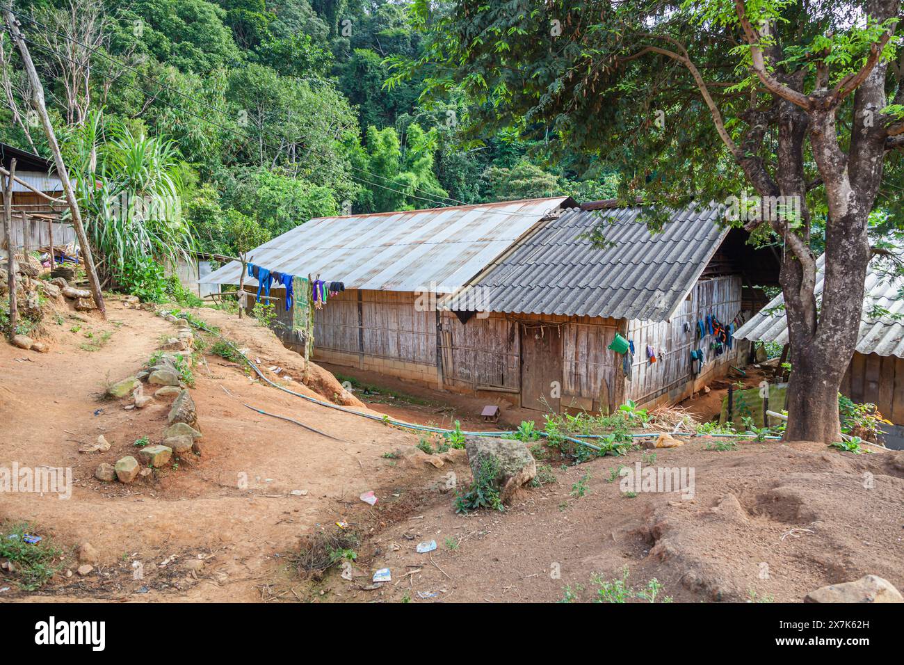 Maison en bois typique dans un village de Lahu près de Lanjia Lodge à Chiang Khong dans la province de Chiang Rai, au nord de la Thaïlande Banque D'Images