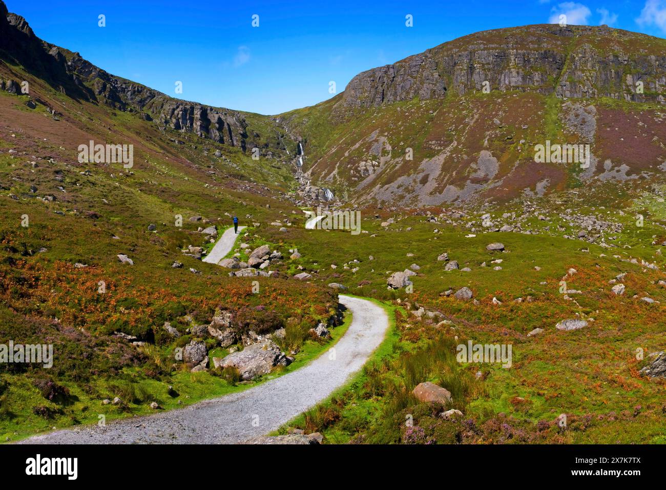 Randonneur lointain sur la piste des chutes de Mahon dans les montagnes Comeragh, comté de Waterford, Irlande Banque D'Images