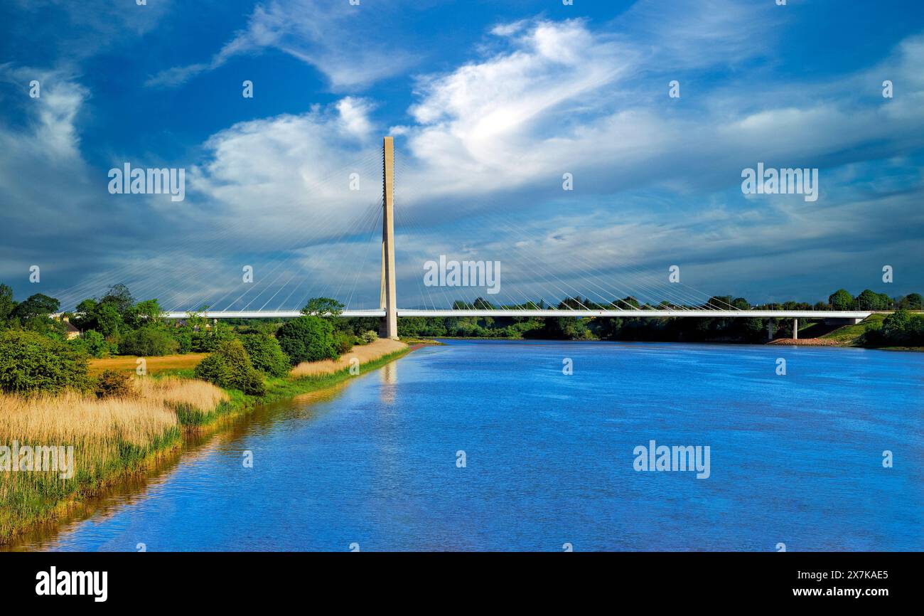 Waterford Suir Bridge - le pont le plus long en Irlande. Faisant partie de la voie de contournement de Waterford City, elle traverse la rivière Suir depuis le comté de Kilkenny. Banque D'Images