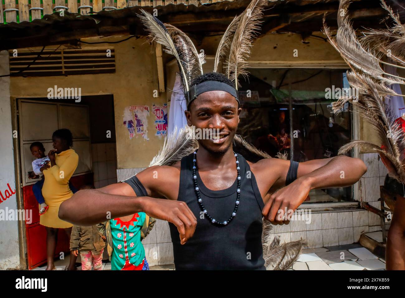 Une danseuse de Rapala Dance Crew se produit lors d’un spectacle de rue pour aider à mobiliser les résidents et sensibiliser les gens aux risques d’hypertension à Nairobi. La Journée mondiale de l’hypertension est célébrée chaque année pour sensibiliser au risque d’hypertension et à ses mesures préventives. Plus tôt aujourd’hui, le Programme de santé des jeunes, Une initiative de sensibilisation aux maladies non transmissibles (MNT) mise en œuvre par Plan International Kenya, a marqué cette journée en menant des activités de porte à porte à Kibera. L'équipe comprenait des danseurs Rapala qui se sont rassemblés pour mobiliser les habitants de la communauté par le biais du perc culturel Banque D'Images