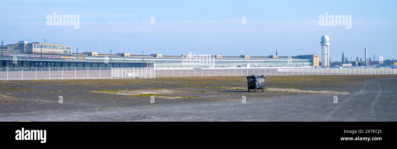 Vue sur le bâtiment principal historique de l'aéroport Tempelhof de Berlin avec un espace ouvert et un ciel dégagé. Berlin, Allemagne Banque D'Images