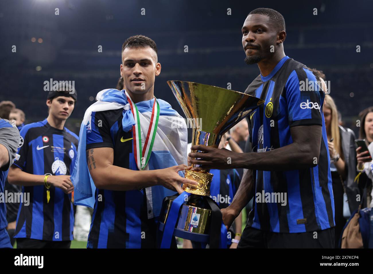 Milan, Italie. 19 mai 2024. Lautaro Martinez et Marcus Thuram du FC Internazionale posent avec le trophée alors que le FC Internazionale célèbre son 20e titre de champion après le match de Serie A à Giuseppe Meazza, Milan. Le crédit photo devrait se lire : Jonathan Moscrop/Sportimage crédit : Sportimage Ltd/Alamy Live News Banque D'Images