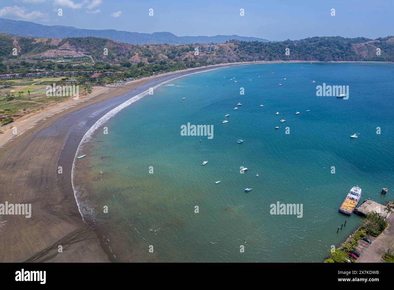 Belle vue aérienne de la Marina de Los Sueños à Herradura Beach au Costa Rica. Yachts dans le quai, logements résidentiels de luxe et état réel Banque D'Images