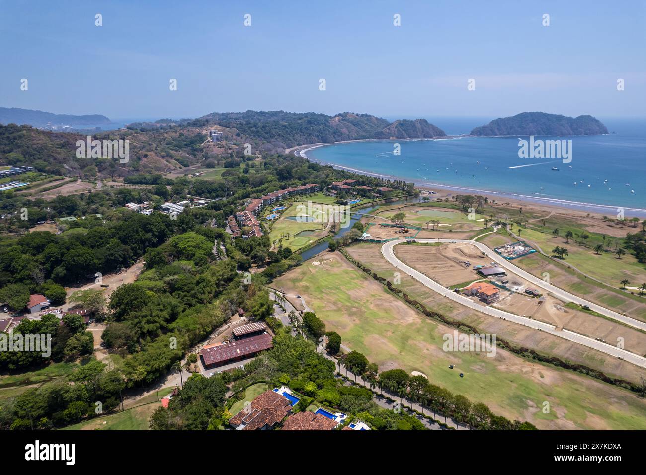 Belle vue aérienne de la Marina de Los Sueños à Herradura Beach au Costa Rica. Yachts dans le quai, logements résidentiels de luxe et état réel Banque D'Images