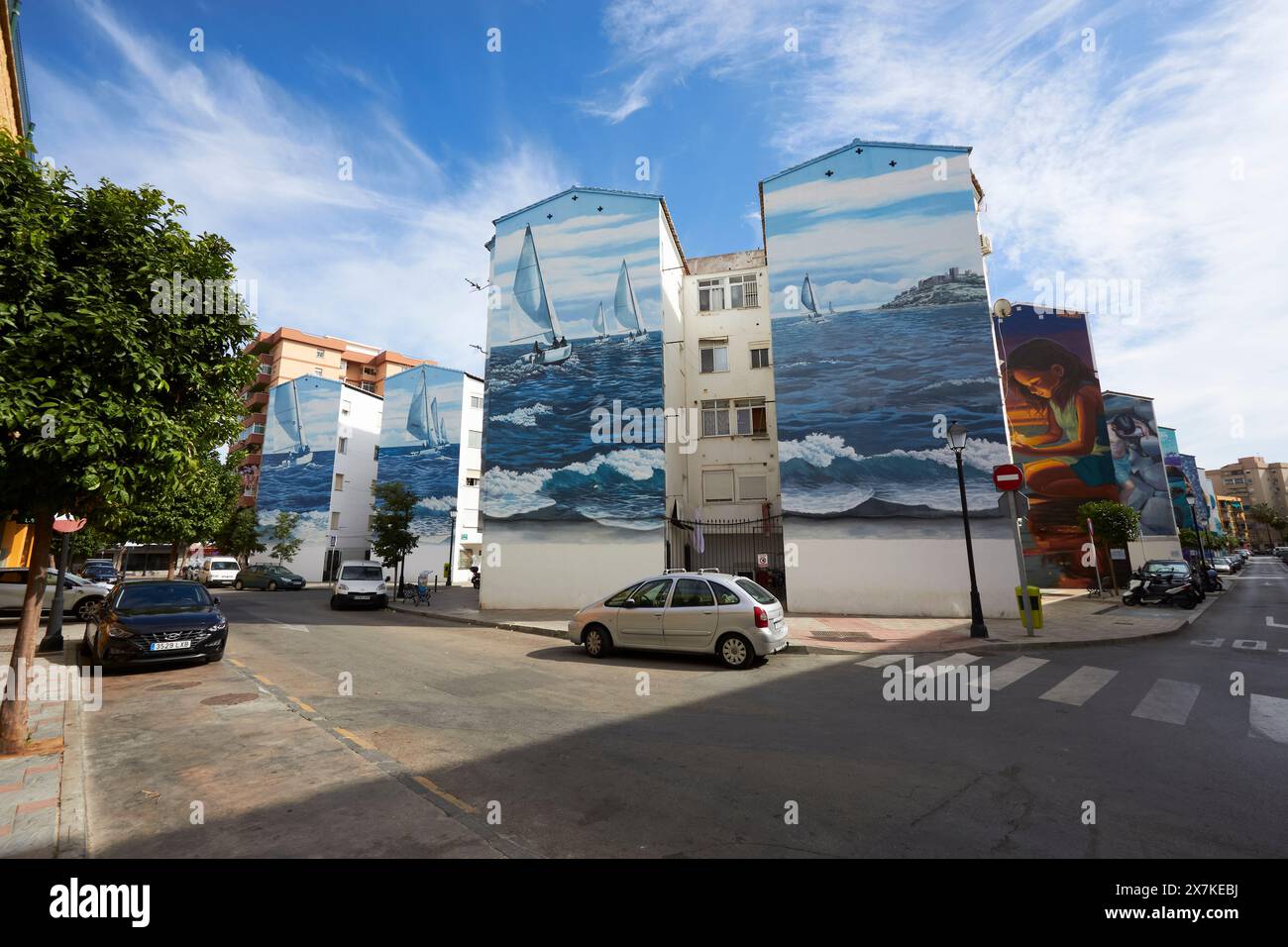 Peintures murales sur les façades de la zone urbaine résidentielle pauvre à Fuengirola, Costa del sol, Andalousie, Espagne. Banque D'Images