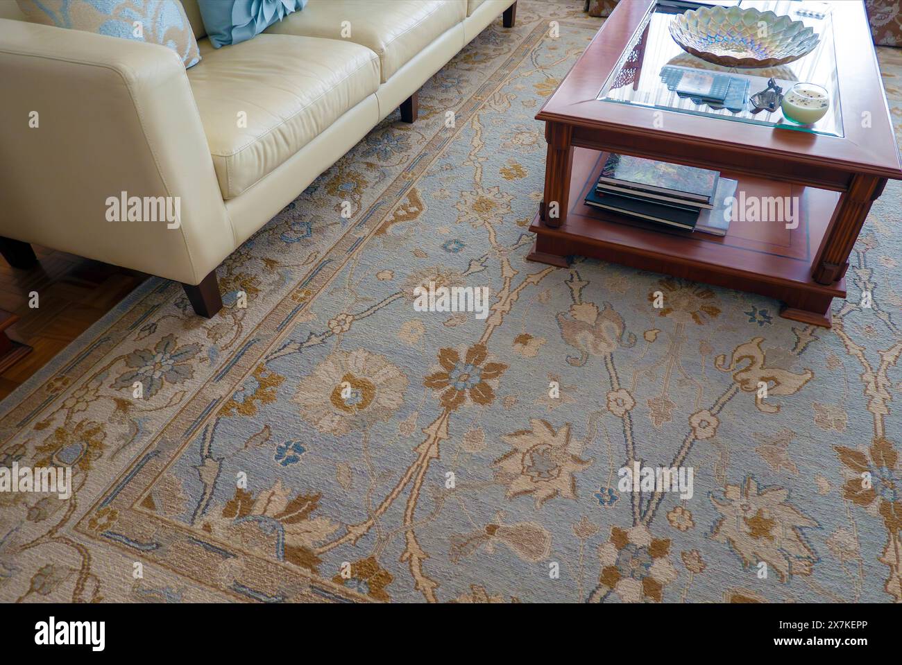 Tapis de salon avec canapé et table basse et livres Banque D'Images