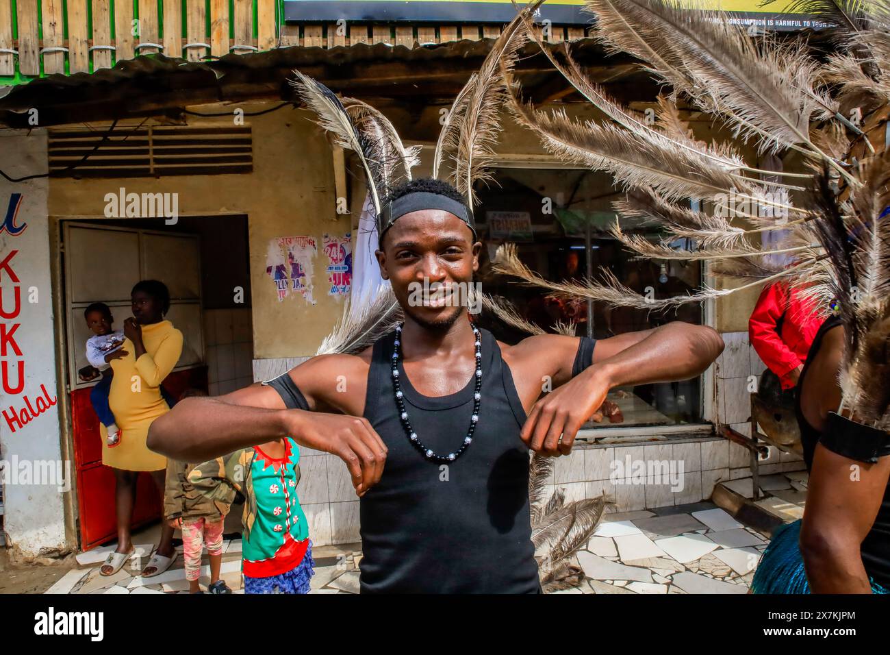 Une danseuse de Rapala Dance Crew se produit lors d’un spectacle de rue pour aider à mobiliser les résidents et sensibiliser les gens aux risques d’hypertension à Nairobi. La Journée mondiale de l’hypertension est célébrée chaque année pour sensibiliser au risque d’hypertension et à ses mesures préventives. Plus tôt aujourd’hui, le Programme de santé des jeunes, Une initiative de sensibilisation aux maladies non transmissibles (MNT) mise en œuvre par Plan International Kenya, a marqué cette journée en menant des activités de porte à porte à Kibera. L'équipe comprenait des danseurs Rapala qui se sont rassemblés pour mobiliser les habitants de la communauté par le biais du perc culturel Banque D'Images